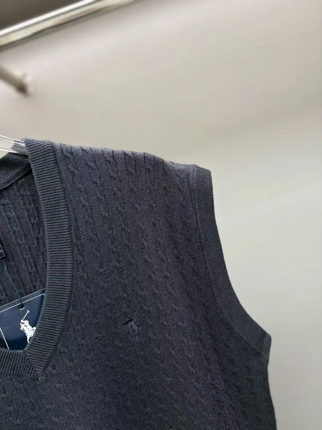 🅿️300 POLO Ralph Lauren's new embroidered wool vest. Original fabric. Official same style. Made of customized natural medium-thick imported wool gauze, very comfortable and smooth to the touch. Very wide and stylish. Produced by a first-line brand factory. Woven by imported machines. It is very soft and skin-friendly to wear. It will not deform after long-term wear. The latest autumn and winter style. Fashionable and personalized. Super versatile and good-looking. Very suitable for both men and women. A must-have style. Color: black, sapphire blue, gray Maroon Size: M-4XL